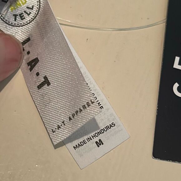 New York Yankees Women’s Size M Logo Tee Shirt Navy Blue Official MLB Merch NWT - Picture 7 of 8